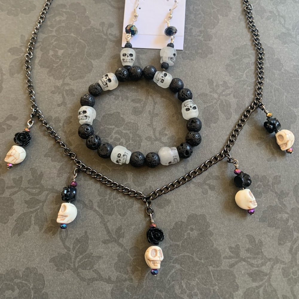 Halloween!! Skull Bead Jewelry Set in Black and White